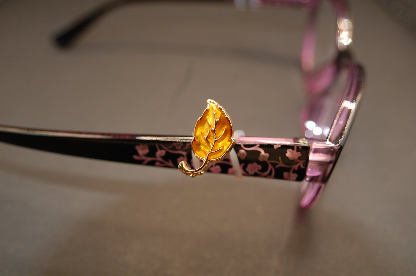 Single Leaf Eyedeco Charm