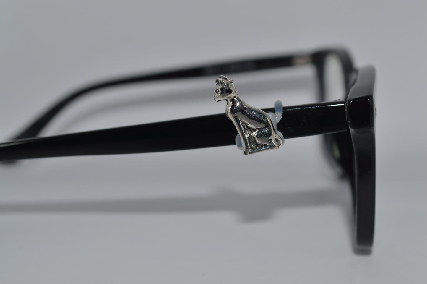 Sitting Cat Eyedeco Charm A9