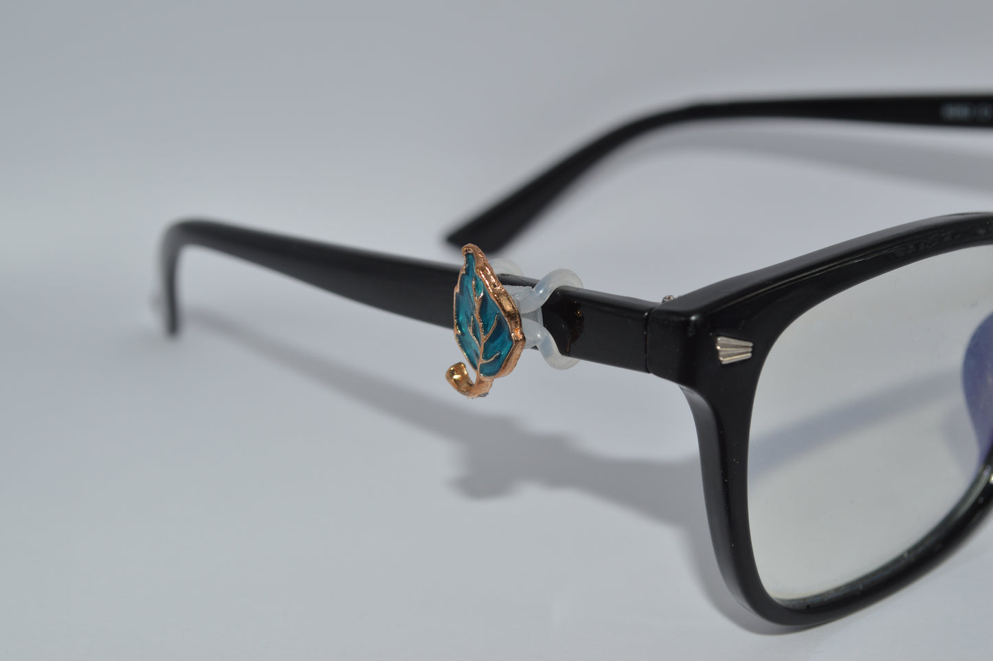 Single Leaf Eyedeco Charm