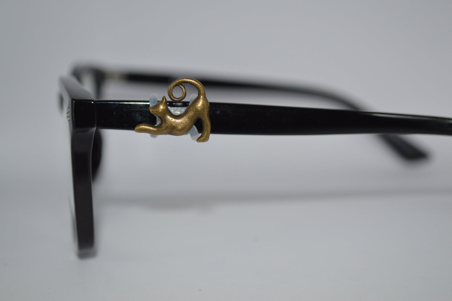 Cat Stretching Eyedeco Charm                                                   A11
